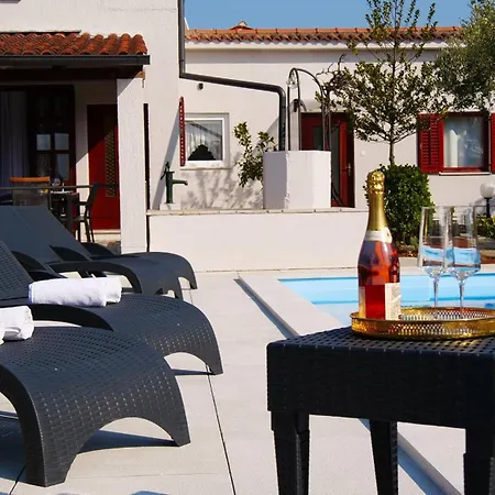 Villa Grace Felice For 8 People With Private Pool & Only 2 Km From The Near Fazana *