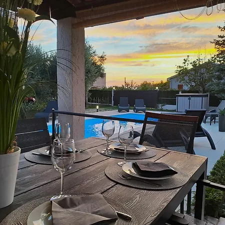 Villa Grace Felice For 8 People With Private Pool & Only 2 Km From The Near Fazana *