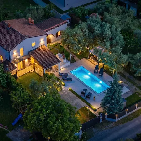 Grace Felice For 8 People With Private Pool & Only 2 Km From The Near Fazana Villa *