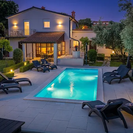 Grace Felice For 8 People With Private Pool & Only 2 Km From The Near Fazana Villa