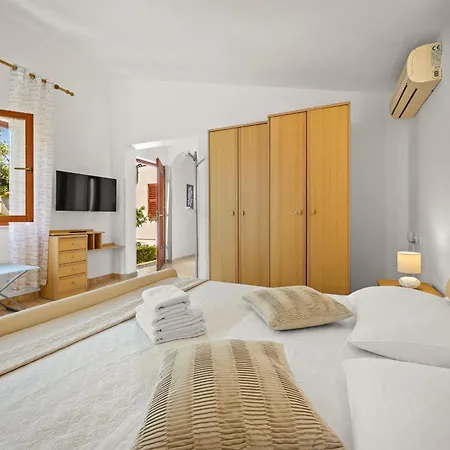 Grace Felice For 8 People With Private Pool & Only 2 Km From The Near Fazana Villa *